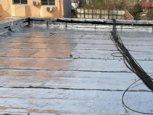 保亭卫生间漏水维修公司分享下保亭屋面楼顶防水刚性防水层施工要点。